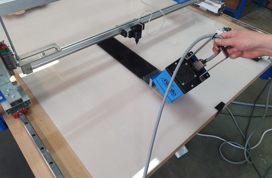 Adhesive line for glass and acrylic
